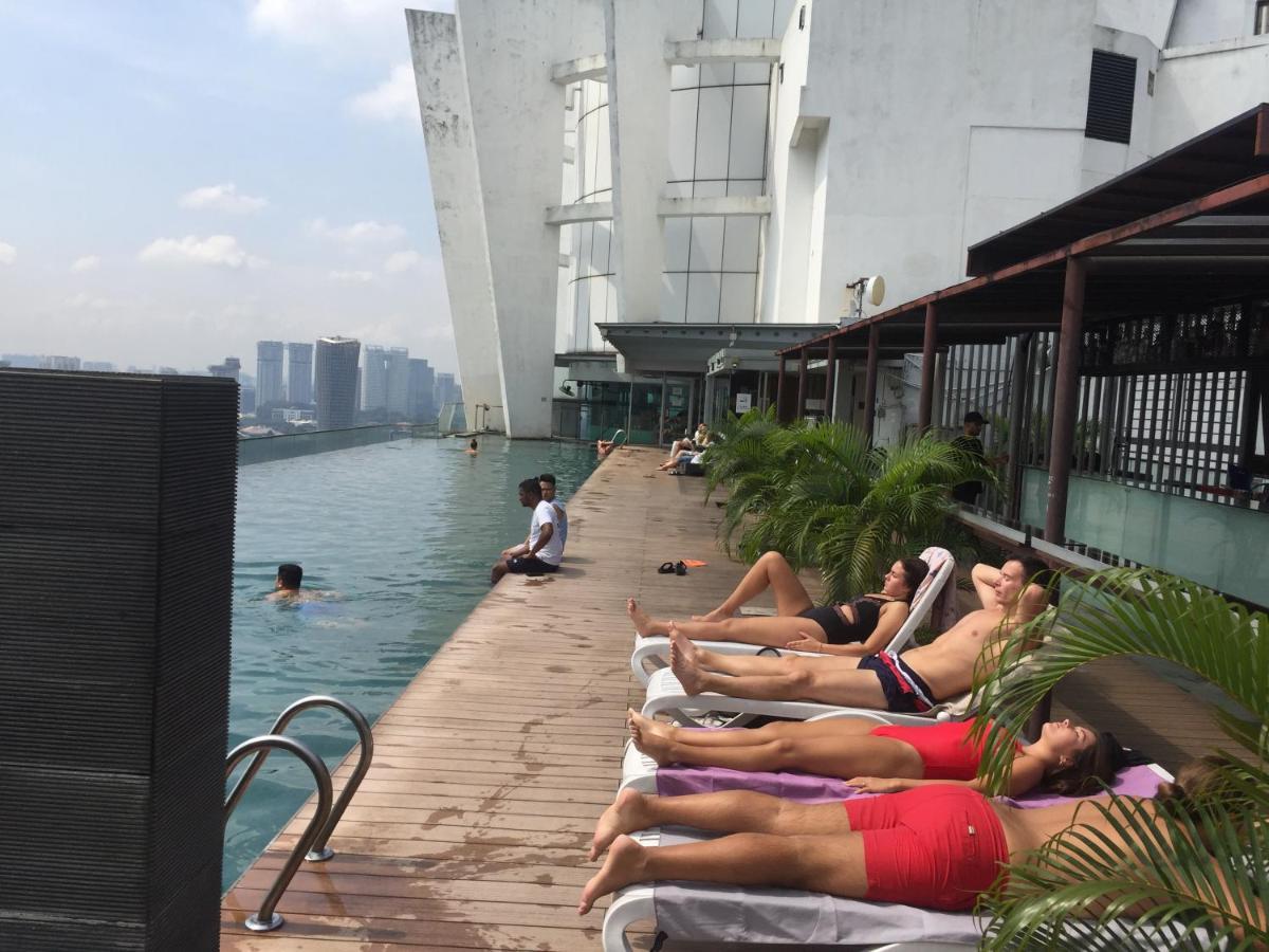 Regalia Skypool Klcc Hostel Kuala Lumpur Exterior photo